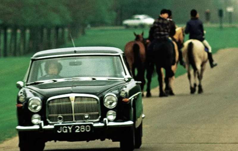 regina elisabetta al volante della rover p5b