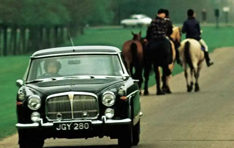 regina elisabetta al volante della rover p5b 