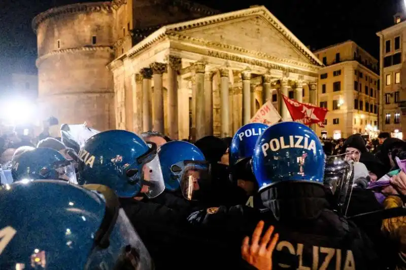 scontri tra polizia e studenti a roma   1