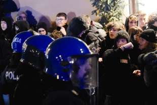 scontri tra polizia e studenti a roma 10