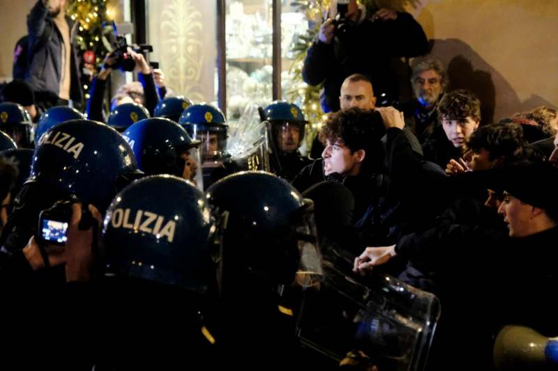 scontri tra polizia e studenti a roma 11