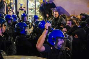 scontri tra polizia e studenti a roma 12