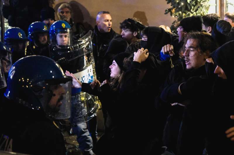 scontri tra polizia e studenti a roma 13