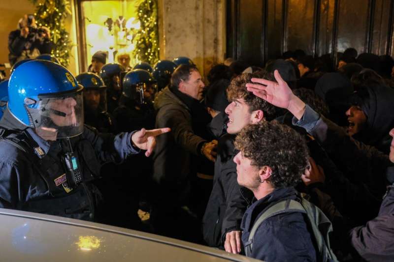 scontri tra polizia e studenti a roma 14