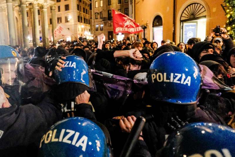 scontri tra polizia e studenti a roma 3