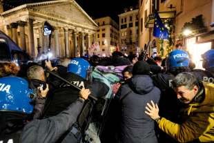 scontri tra polizia e studenti a roma 5