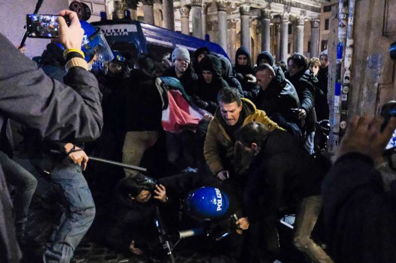 scontri tra polizia e studenti a roma 7