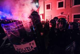 scontri tra polizia e studenti a roma 8