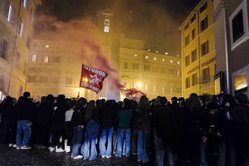 scontri tra polizia e studenti a roma 9