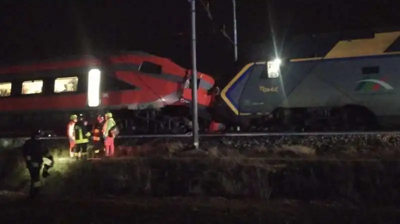 scontro tra un intercity e un frecciarossa a faenza   2