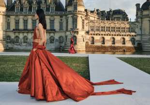 sfilata di valentino a chateau de chantilly