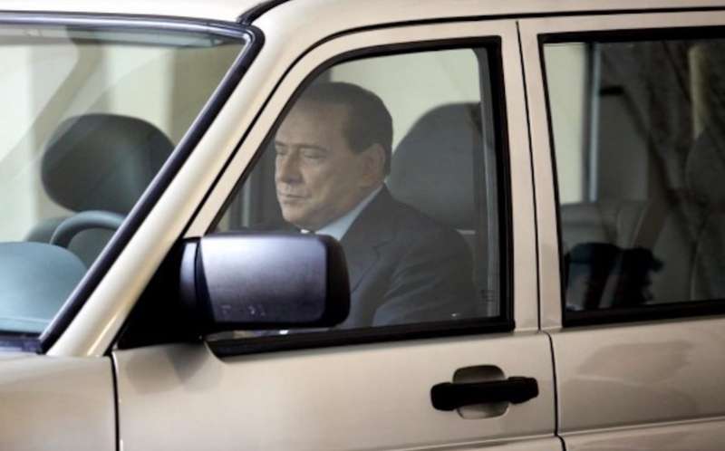 silvio berlusconi sul suv Uaz Patriot