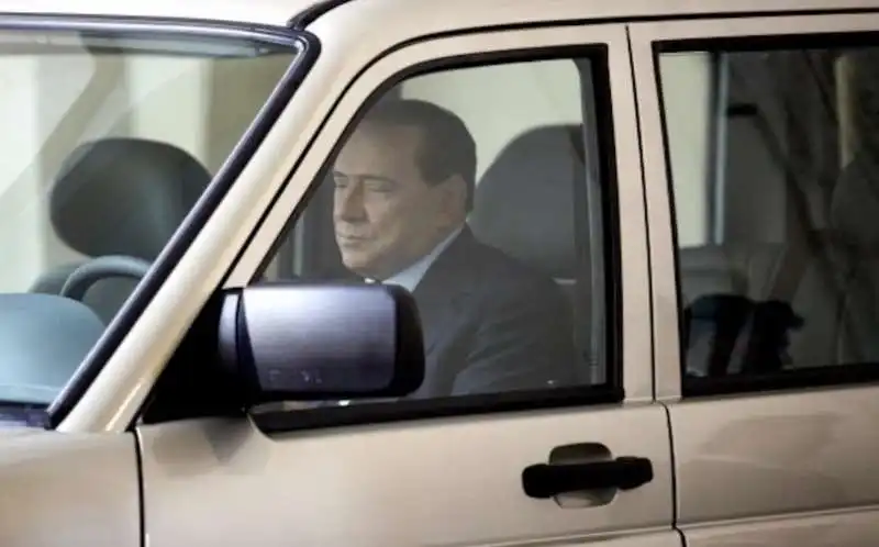 silvio berlusconi sul suv Uaz Patriot 