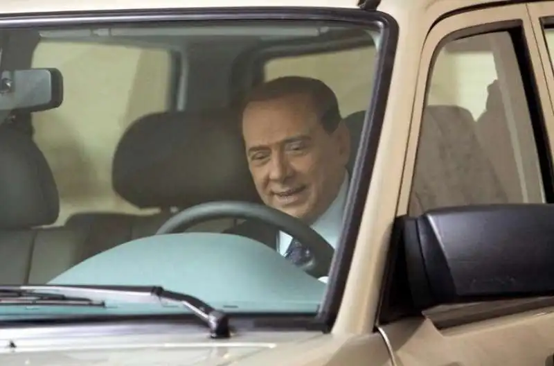 silvio berlusconi sul suv Uaz Patriot 