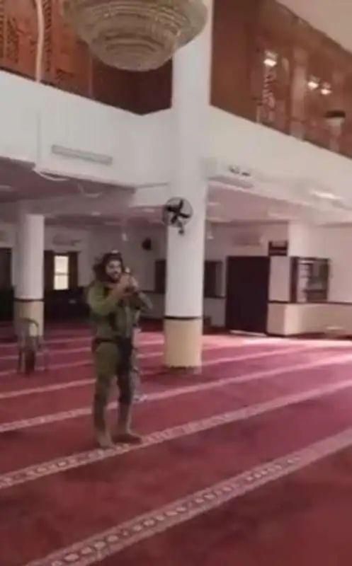 soldati israeliani in una moschea 3