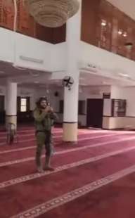 soldati israeliani in una moschea 3