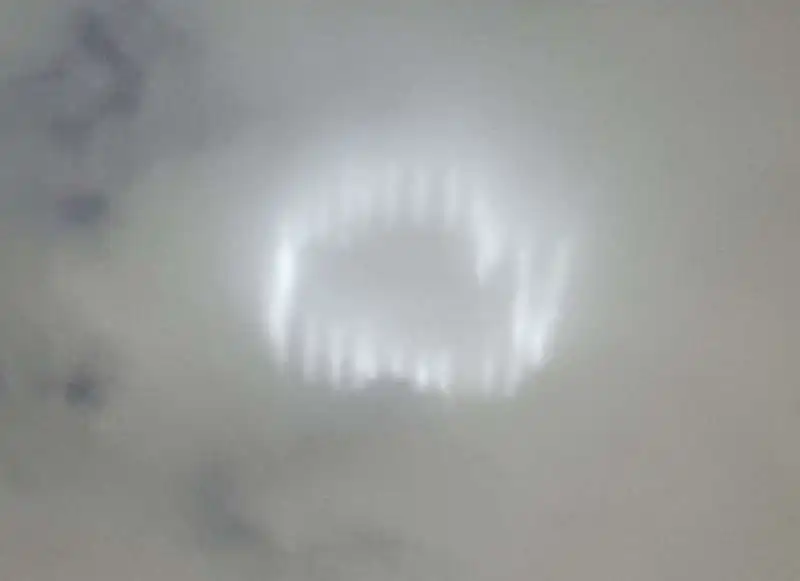 strane luci in cielo a milano   1