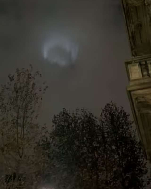 strane luci in cielo a milano 2