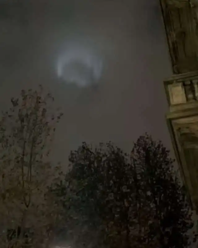 strane luci in cielo a milano   2