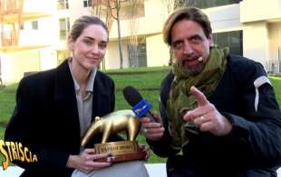 STRISCIA LA NOTIZIA E IL TAPIRO A CHIARA FERRAGNI