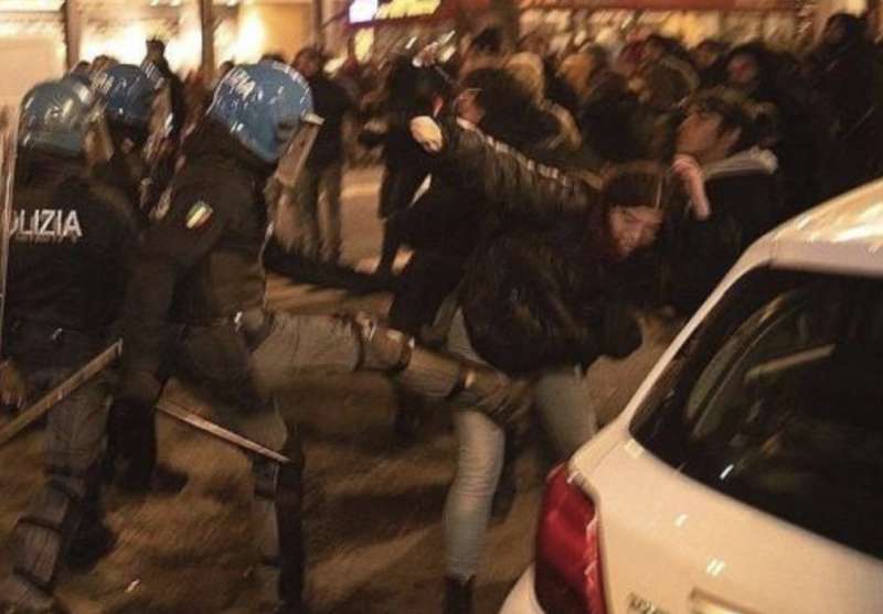 STUDENTESSA PRESA A CALCI DA UN POLIZIOTTO A BOLOGNA