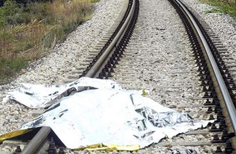 SUICIDIO SOTTO A UN TRENO