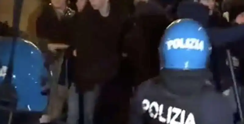 tafferugli tra polizia e studenti a roma   7