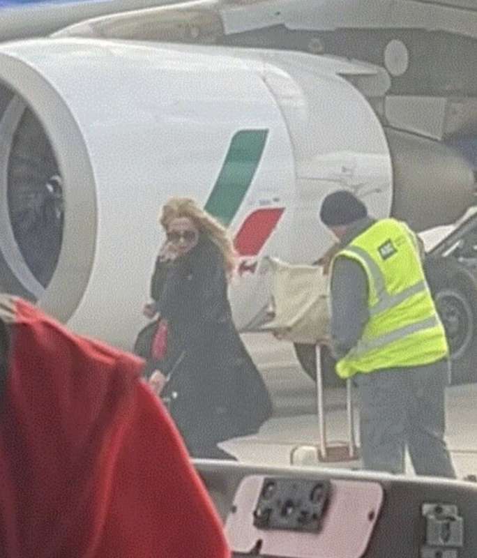 valeria marini in aeroporto 2