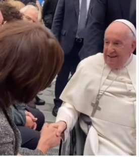 vladimir luxuria stringe la mano a papa francesco