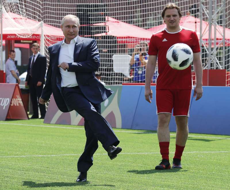 vladimir putin gioca a calcio