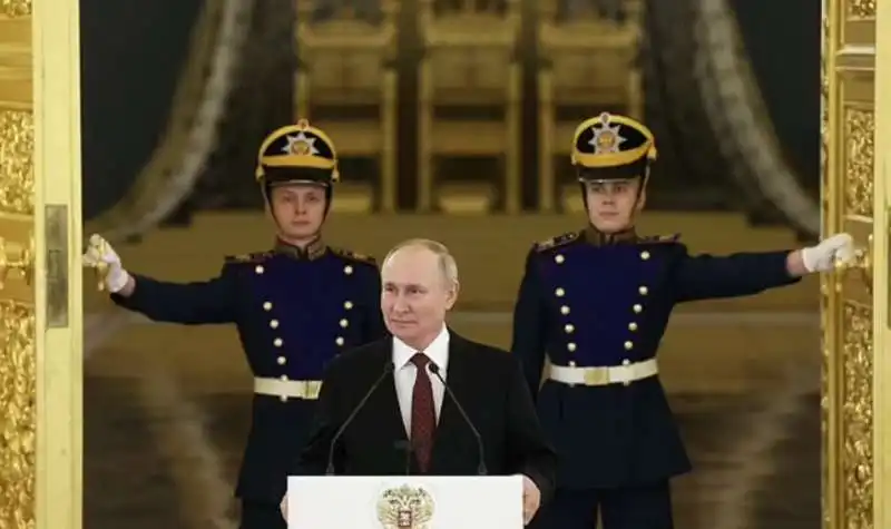 vladimir putin si tiene a distanza dagli ambasciatori 1