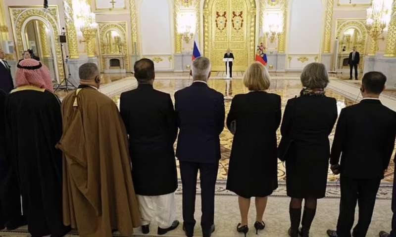 vladimir putin si tiene a distanza dagli ambasciatori 3