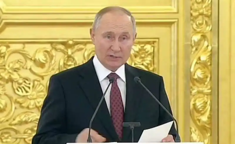 vladimir putin si tiene a distanza dagli ambasciatori 4