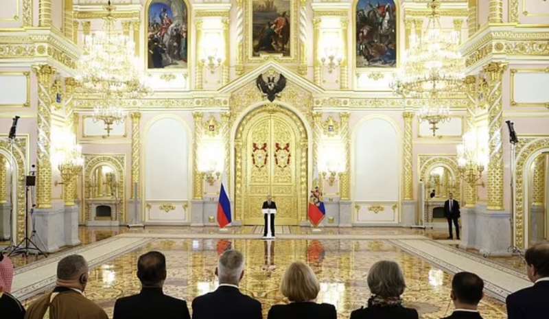 vladimir putin si tiene a distanza dagli ambasciatori 7