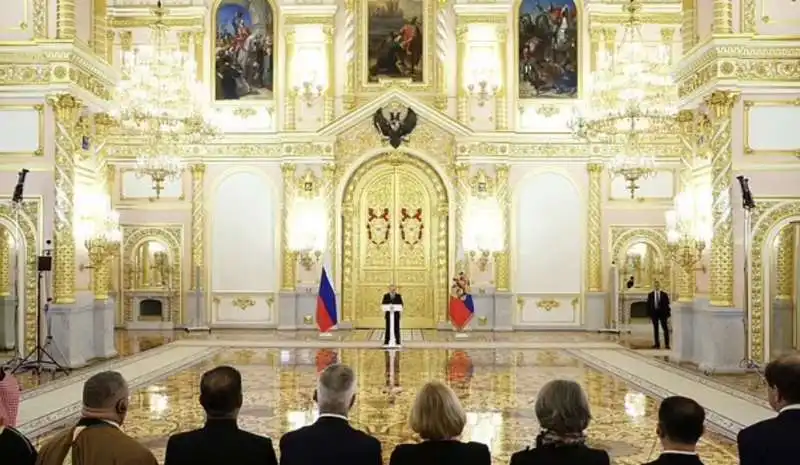 vladimir putin si tiene a distanza dagli ambasciatori 7