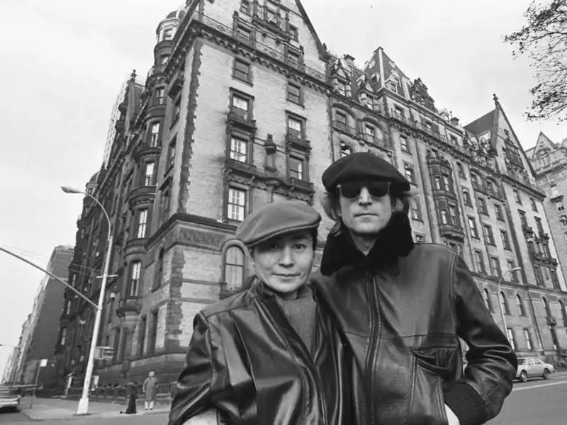 yoko ono e john lennon davanti al dakota building 