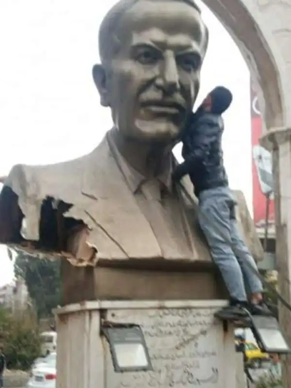 abbattuta statua di statua di Hafez al-Assad a jarama 