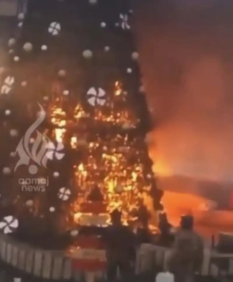 ALBERO DI NATALE DATO ALLE FIAMME IN SIRIA