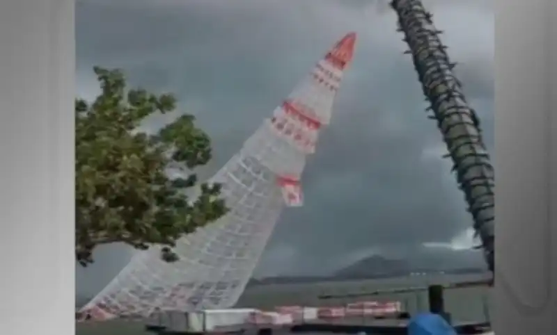 ALBERO DI NATALE GALLEGGIANTE CROLLATO A MARICA - BRASILE
