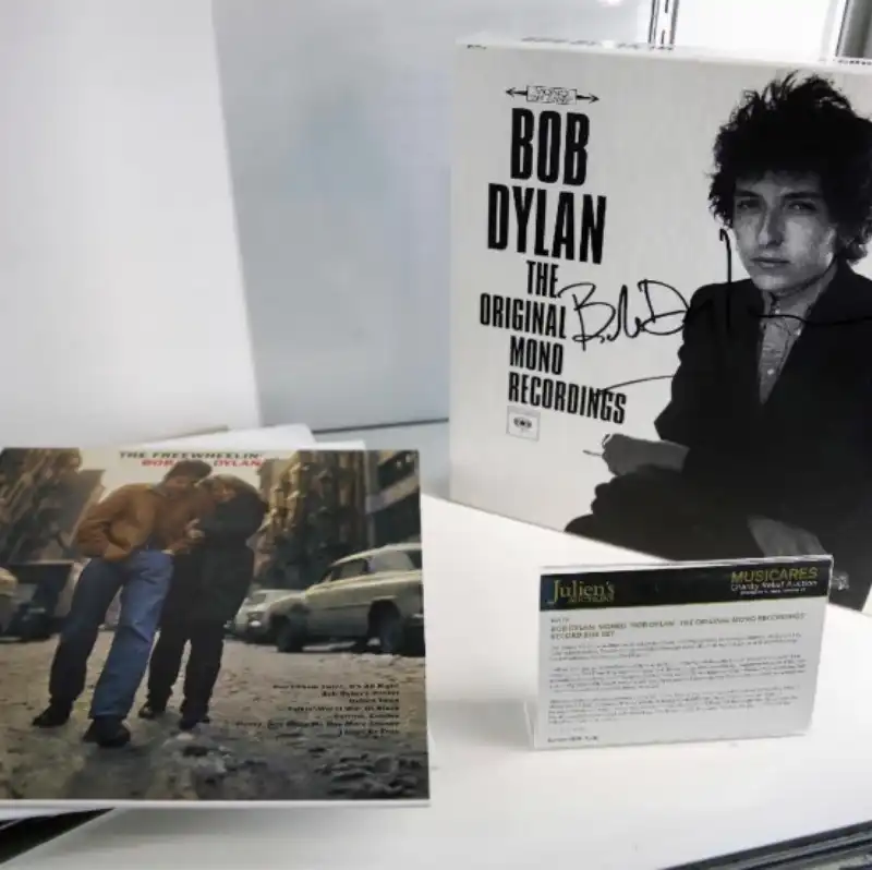 asta 'celebrating bob dylan: the aronowitz archive, t bone burnett, & more'  2