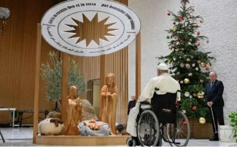 bambinello con la kefiah nel presepe in vaticano