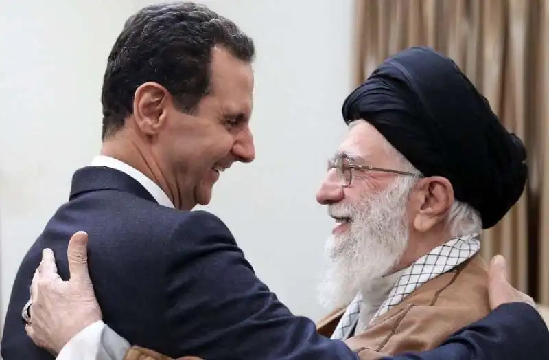 BASHAR AL ASSAD ABBRACCIA ALI KHAMENEI 