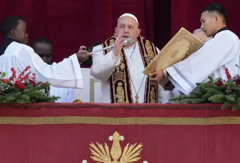 benedizione urbi et orbi di natale   papa francesco al balcone di san pietro   6  foto lapresse  