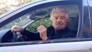 beppe grillo al volante del carro funebre video contro giuseppe conte 3 dicembre 2024