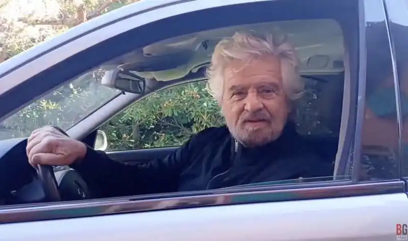 beppe grillo al volante del carro funebre   video contro giuseppe conte   3 dicembre 2024  