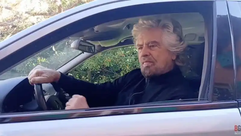 beppe grillo al volante del carro funebre   video contro giuseppe conte   3 dicembre 2024   