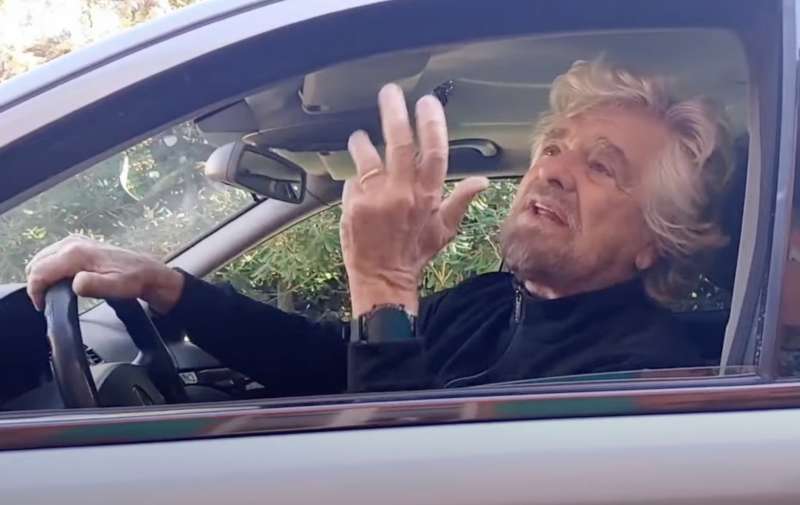 beppe grillo al volante del carro funebre video contro giuseppe conte 3 dicembre 2024