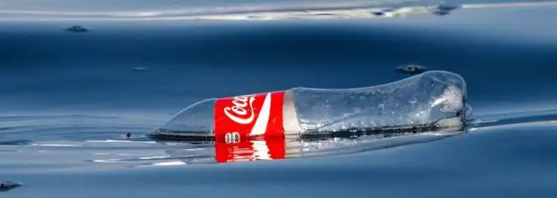 BOTTIGLIE DI PLASTICA DELLA COCA COLA 