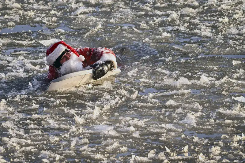 carlos hebert plante vestito da babbo natale tra le acque gelide del fiume san lorenzo