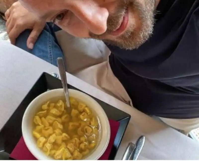 Cesare Cremonini con i tortellini